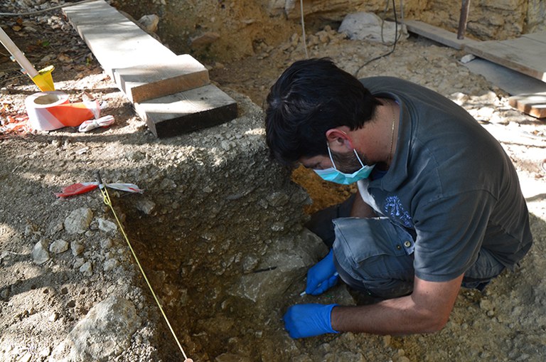 4. Matteo Romandini impegnato nello scavo di Riparo del Broion .JPG
