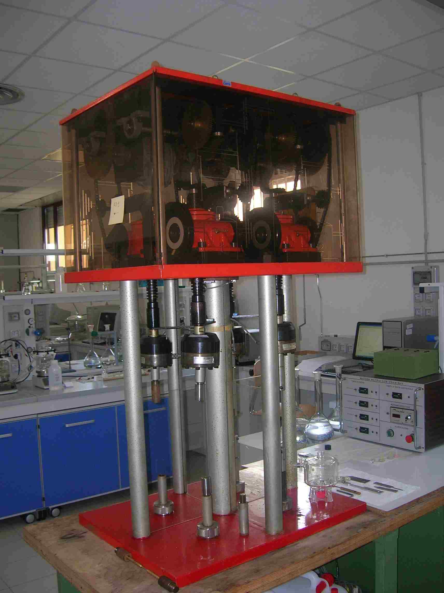 Image of a slow strain rate machine, for corrosion tests