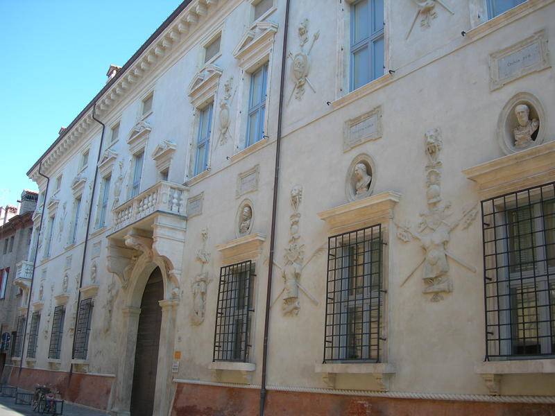 Palazzo Bevilacqua Costabili.jpg