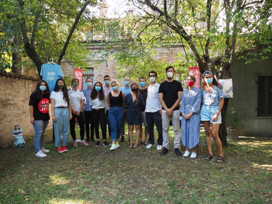 Conferenza stampa, team Ilturco con studentesse Unife.JPG