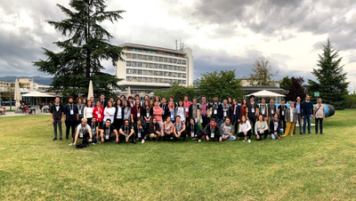 studentesse e studenti davanti al CERN, a Ginevra