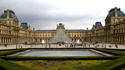 veduta esterna del museo del Louvre