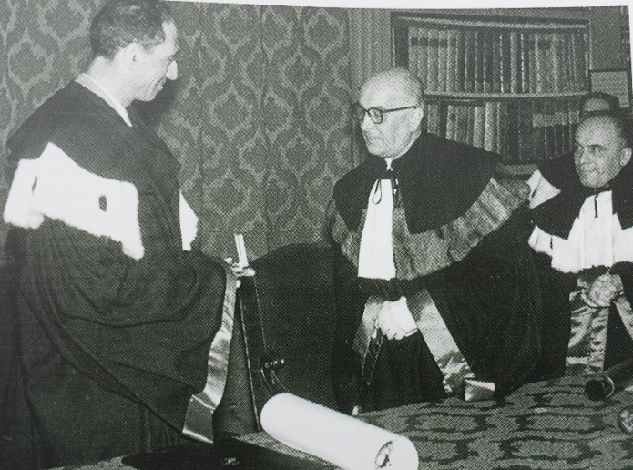 Ferrara, 16 giugno 1956 - Aldo Daccò riceve dal Magnifico Rettore dell’Università, Prof. Felice Gioelli, la Laurea in Chimica Honoris Causa, nella sala del Palazzo Paradiso.