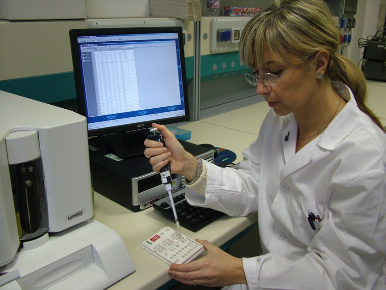 Ilaria Lampronti in laboratorio