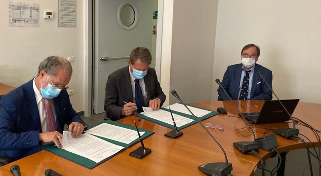 Un momento della firma dell'accordo. Da sinistra l'Ambasciatore  Dott. Mariano Jimenez Talavera, il Rettore Giorgio Zauli e il Prof. Massimo Coltorti, Direttore IUSS.jpg