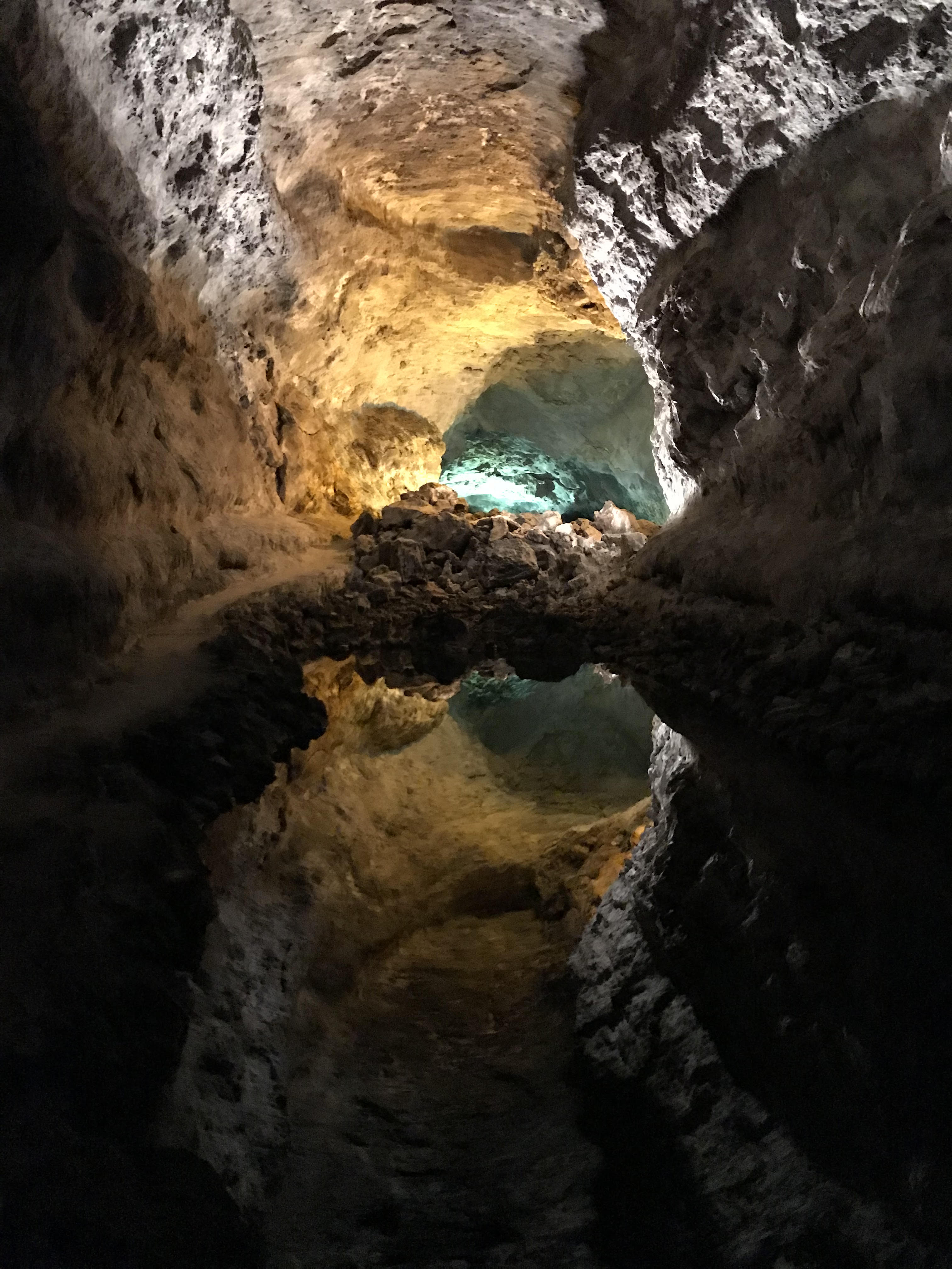 cueva de los verdes lavatube francesco axel.jpg