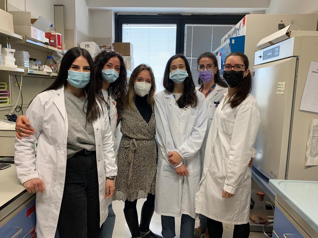 la Professoressa Barbara Zavan (al centro) con il gruppo di ricerca ...