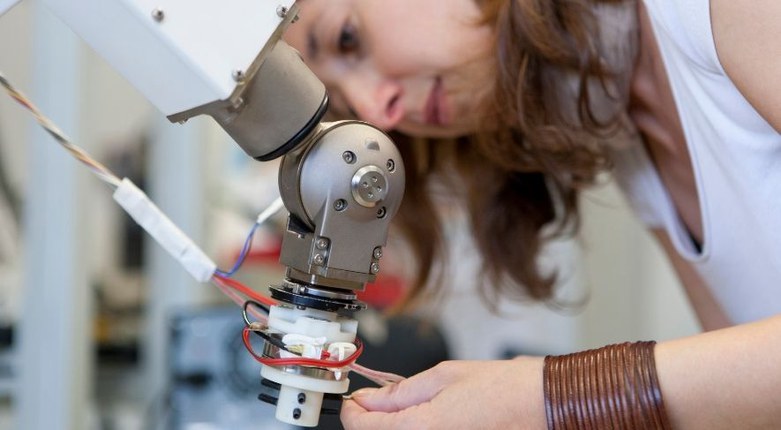 Discipline STEM | Unife tra i primi dieci Atenei per maggioranza di donne. Premiata anche una studentessa di Ingegneria