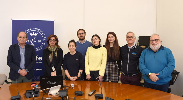 Foto di gruppo alla conferenza stampa di presentazione dei video realizzati dalle studentesse Unife per Avis