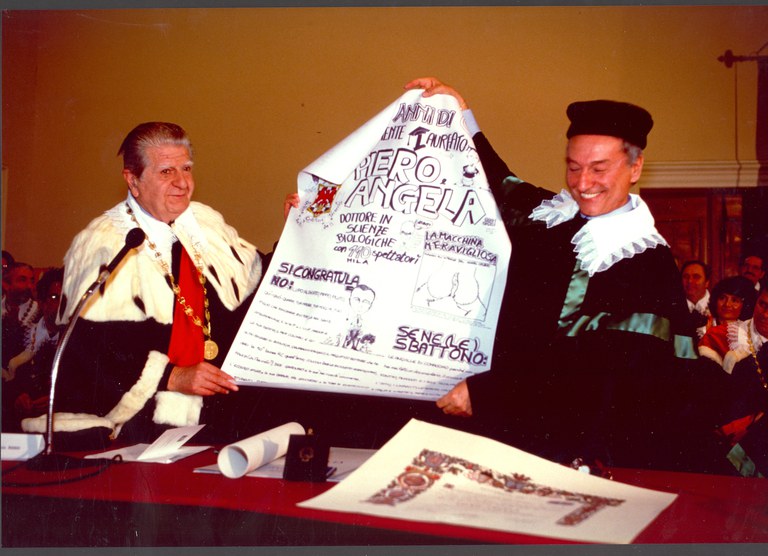 Piero Angela con il già Rettore Antonio Rossi in un passaggio giocoso della cerimonia del 1992