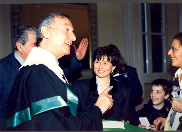 Piero Angela scherza con il personale Unife a margine della sua laurea honoris causa in Scienze Biologiche
