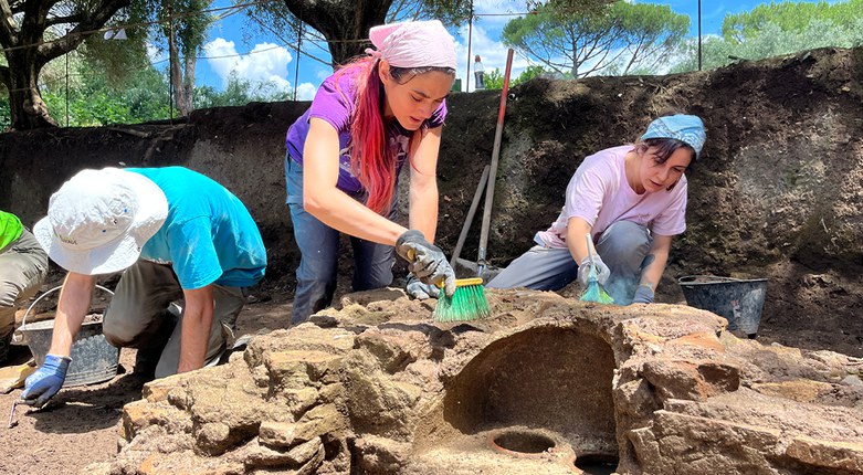 Archeologia | Dagli scavi Unife nel sito di via Appia a Roma emergono nuovi ritrovamenti