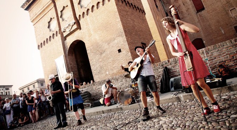 Orientamento | Informazioni sui corsi Unife anche al Buskers Festival 2023. In Piazza Castello