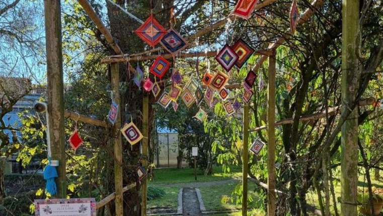 Orto Botanico | L'arte dello Yarn Bombing torna a colorare i giardini Unife