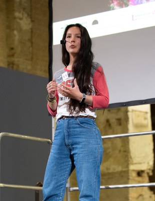 L'assegnista Unife Giulia Fabbri durante il suo speech