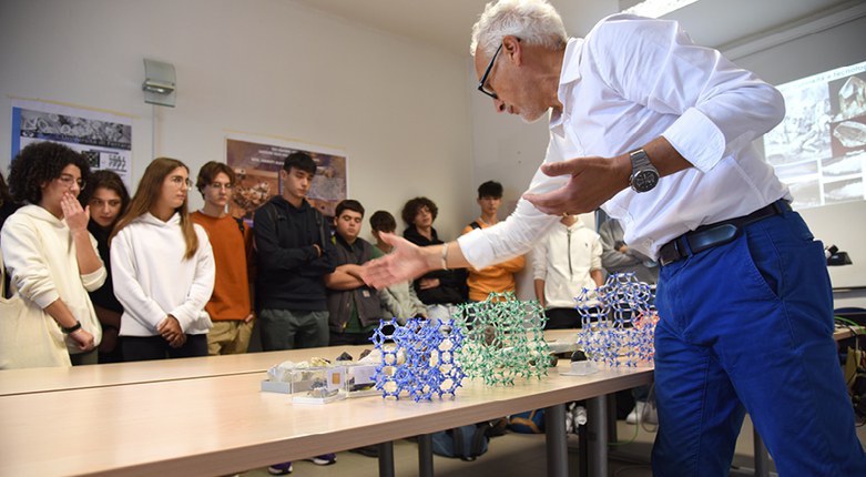Porte aperte al Polo Scientifico Tecnologico | L'evento che apre i luoghi della ricerca Unife alle scuole e alla città Porte aperte al Polo Scientifico Tecnologico | L'evento che apre i luoghi della ricerca Unife alle scuole e alla città