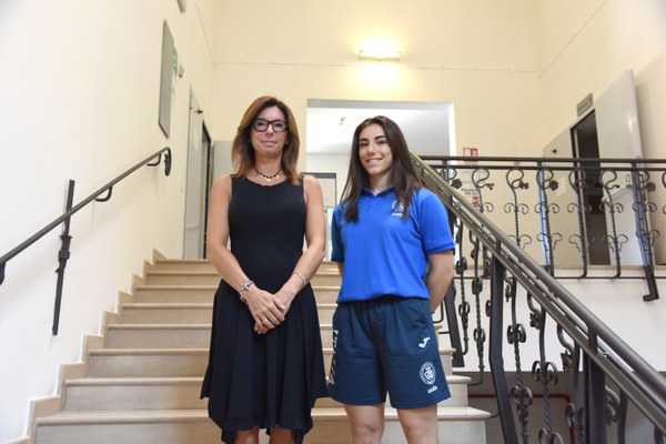 L'atleta Elena Roversi con la Rettrice Unife Laura Ramaciotti