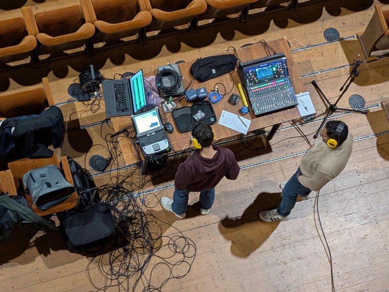 Misurazioni in corso a Teatro vuoto.jpg