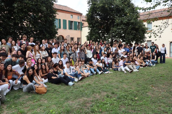 Le studentesse e gli studenti Erasmus nel giardino della sede del Dipartimento di Giurisprudenza