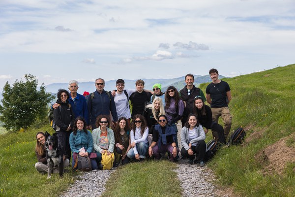 Foto di gruppo di studentesse, studenti e docenti durante l'escursione