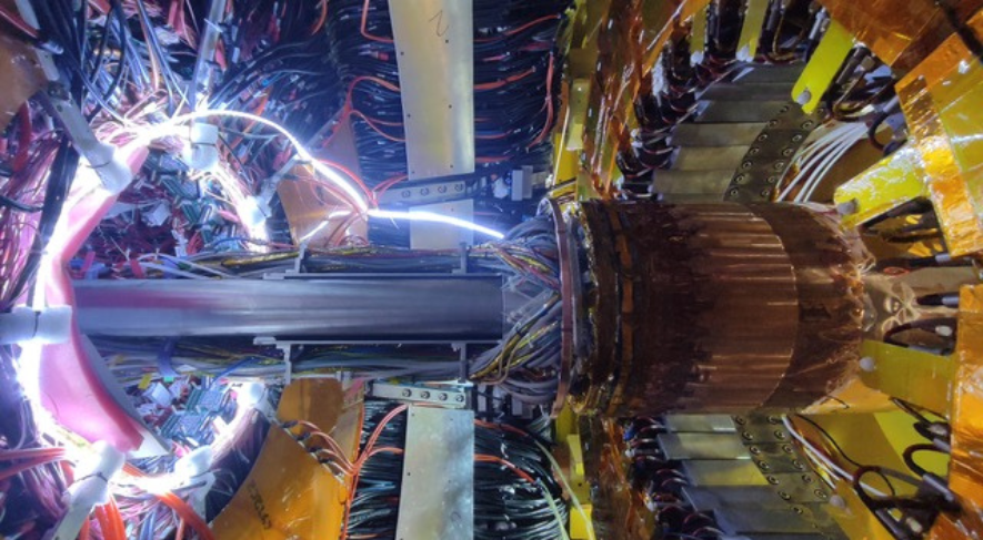 Fisica delle particelle | L'esperimento BESIII si avvicina alla scoperta delle glueball con il contributo di Unife e INFN-Ferrara