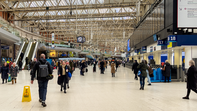 PNAS | Nella folla imitiamo chi ci precede: così nascono rallentamenti e decisioni a catena