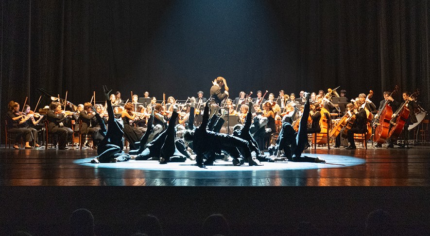 “Inoffensiv” | Un grande successo per lo spettacolo di musica e danza che ha dato il benvenuto a studentesse e studenti Unife