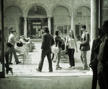 Studenti nel chiostro