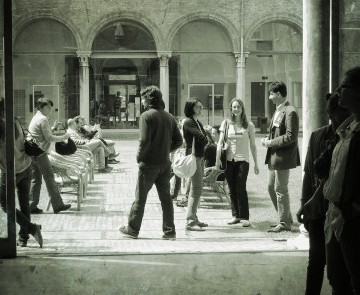 Studenti nel chiostro